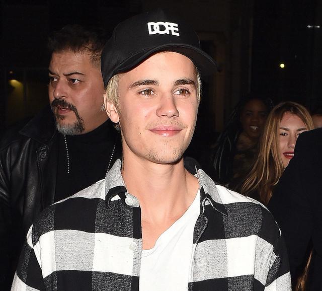 歌迷花万元买比伯演唱会门票 现场只见人形纸