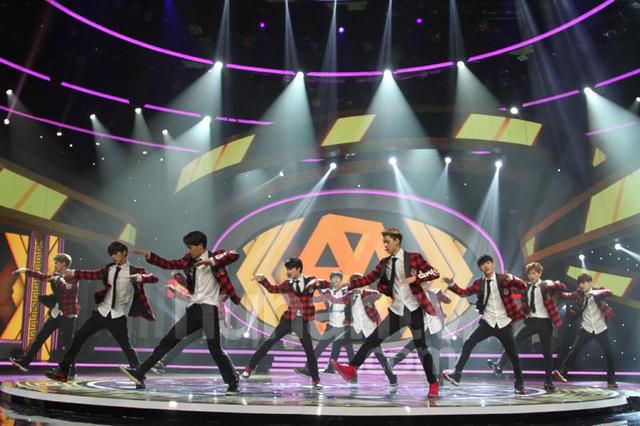  芒果元宵晚会 爆笑温暖EXO惹疯狂张亮主持获