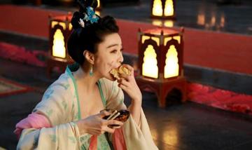 范冰冰片场日记连载:床戏停不了 皇帝不易做