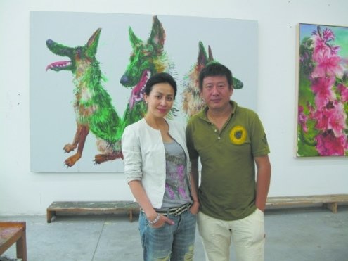 三圣乡"荷塘月色"新蓝顶艺术区内,周春芽和 刘嘉玲  微博  合影,网友