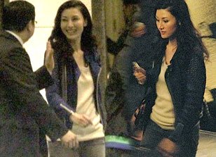 李嘉欣穿平底鞋与友聚餐 肚子微凸疑怀孕