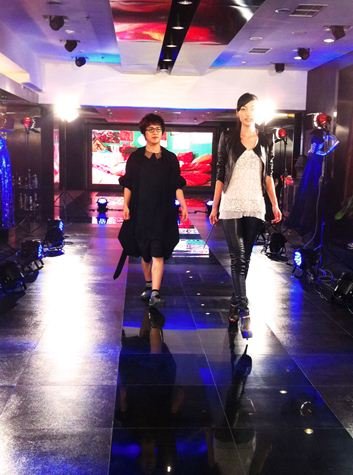 大张伟获邀t台走秀+自比周渝民大秀露背装