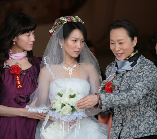 <em>奚美娟</em>《晚婚》遇难题 为嫁<em>女儿</em>斗智斗勇_娱