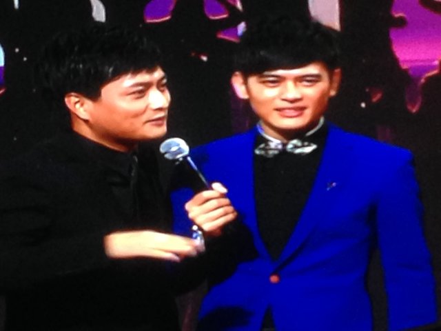 云飞现身《我要回家过年》农民工春晚担任评委