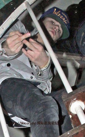 贾斯汀·比伯背女友约会靓妹 对狗仔做不雅动