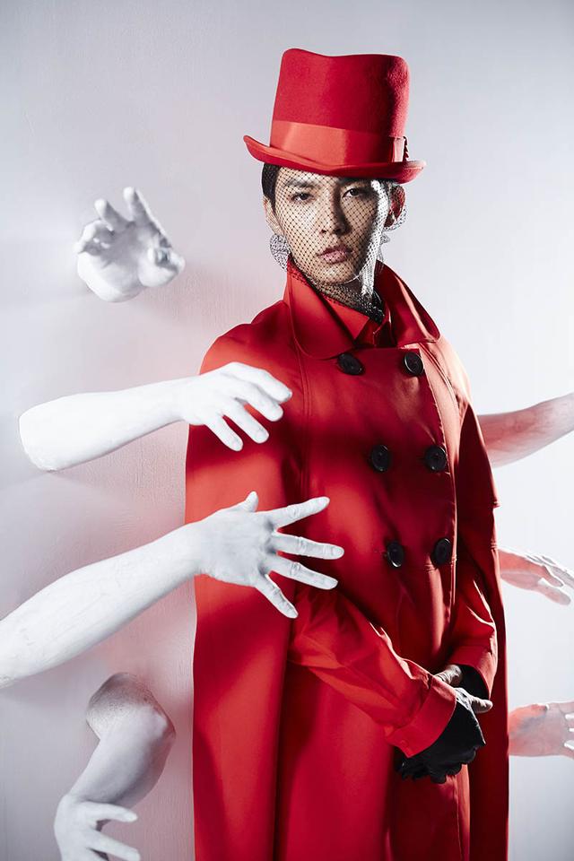  炎亚纶 连发两 专辑  首穿女装雌雄同体凸显霸气