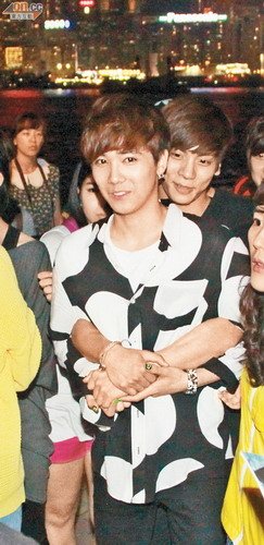 韓組合MBLAQ與SHINee人海自救 離港遭冬粉包圍