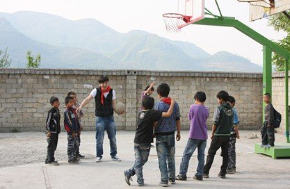 歌手田华再赴贵州顶固 探望希望小学师生(图)