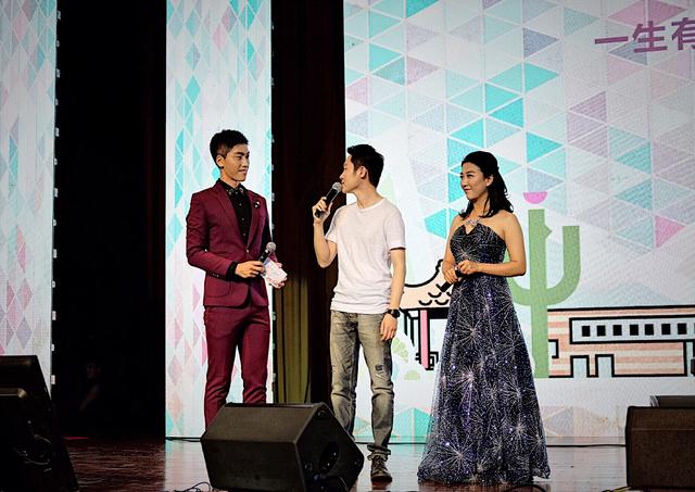 梁博现身清华表演：“原来你是这样的男孩 ”