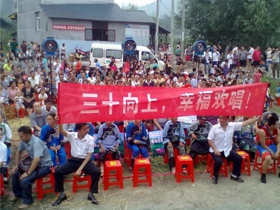 《幸福来欢唱》湘西选手回乡拉票 乡亲夹道欢迎