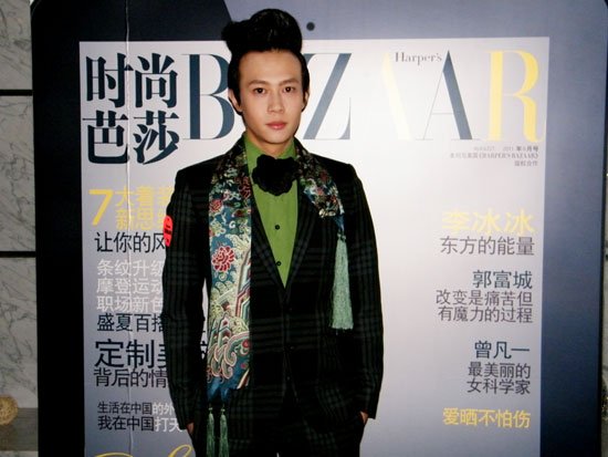 歌手向华出席时尚活动 获颁时尚奖项很开心