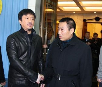 导演江平黑衣现身追悼会 赞李默然是辽艺的魂