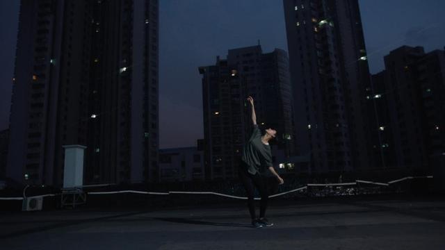 鹿晗《某时某刻》MV上线 解读成长经历引共鸣