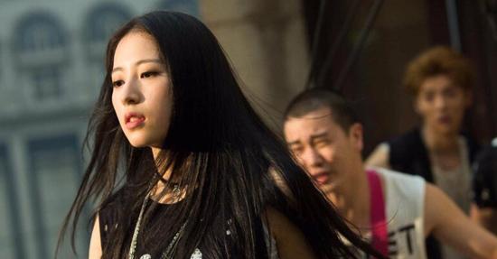 《重返20岁》热映 周雨彤学姐不止“高美冷”