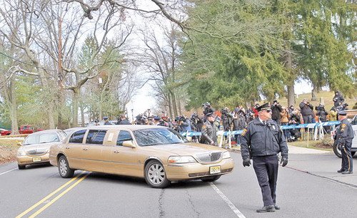 惠特尼休斯顿尸骨未寒 前夫赌钱女儿吸毒被揭