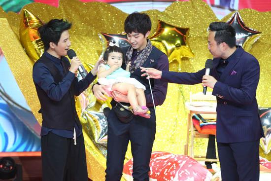 快男严禹豪当“奶爸” 挑战“大胃王”痛苦吃面