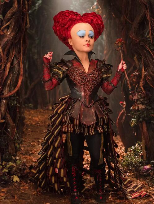 爱丽丝梦游仙境2 女主角干嘛要穿中国的古装?