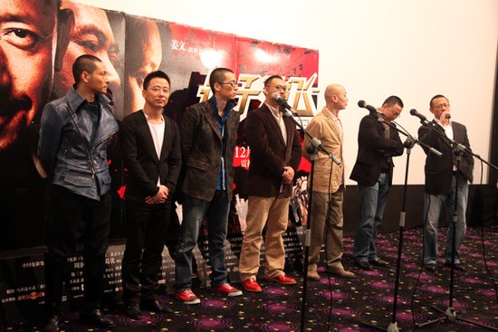 导演姜文及每位演员还现场给广州影院留下签名手印,作为广州宣传的