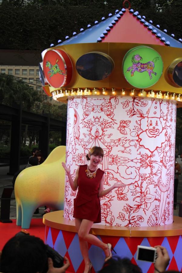 郭书瑶亮相担任点灯大使 工作满档喜迎丰收年