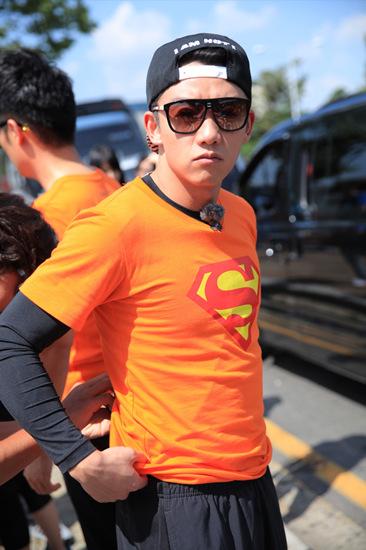 《奔跑吧兄弟》现身首尔 郑恺执手女神王丽坤