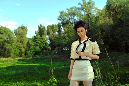 《甲午大海战》龚洁户外写真曝光 展时尚御姐范_娱乐_腾讯网