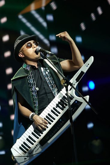 熊汝霖《歌声传奇》始终墨镜示人 被疑割双眼