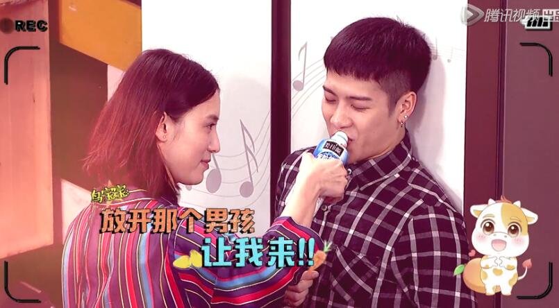 在宋佳壁咚王嘉尔的部分,画面做成了粉红色营造浪漫效果 在宋佳壁咚王嘉尔的部分,画面做成了粉红色营造浪漫效果
