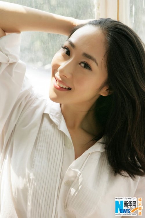 组图:刘奕丹白衫性感写真 香肩微露秀曼妙曲线