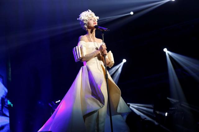 谭维维开唱遭遇粉丝求婚 全场齐呼我愿意