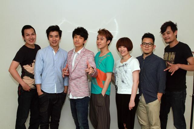 光良参加Hito音乐颁奖礼 苏打绿后台邀其当嘉宾