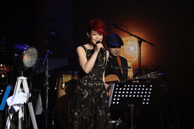 刘若英沪上开唱 “文艺女神”产后帅气飙摇滚