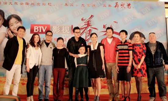 青年演员张宛庭身穿