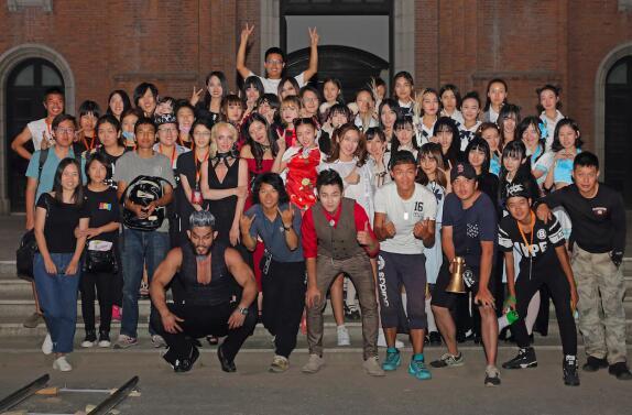 《魔女乌龙院》杀青 魔法高校女生智斗吸血鬼