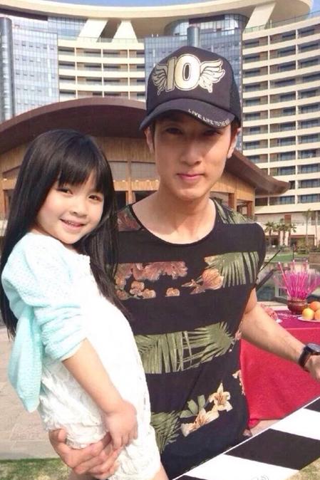 吴尊沙滩陪玩闹乌龙小萝莉并非女儿Nei+Nei