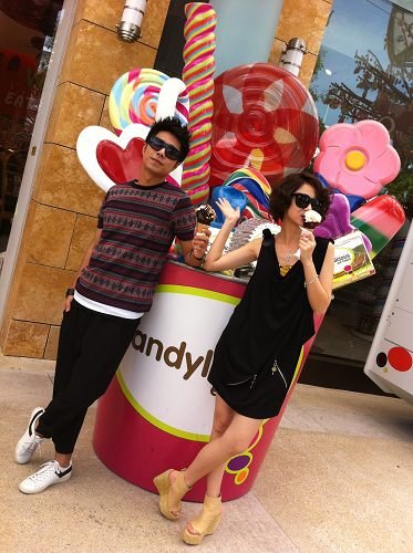 戚薇新加坡变魔女 与袁成杰耍宝糖果店(图)