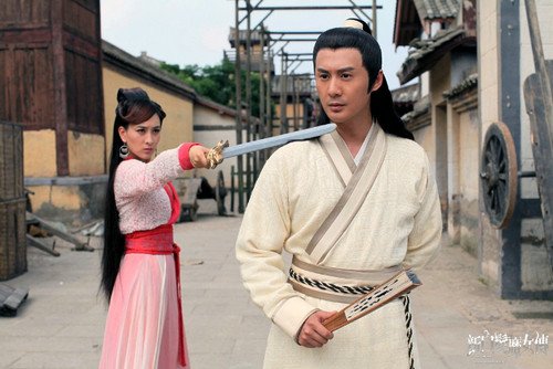 《新白发魔女传》遭吐槽 吻戏突兀造型穿越(图