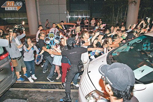 w-inds抵港粉丝激动迎接 租车代步接近偶像