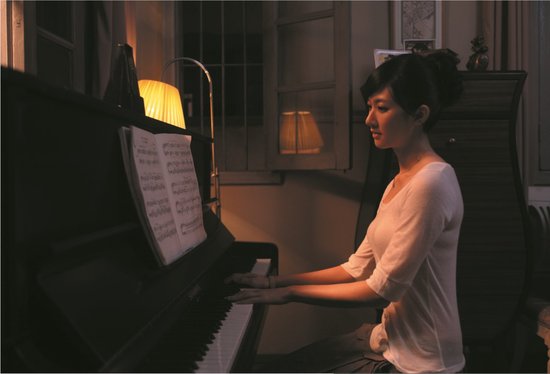 林逸欣《钢琴木马》挑战动作戏 翻车打斗演技突破