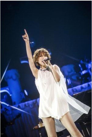 <em>大冢爱</em>出道十周年演唱会 送粉丝肖像画当礼物
