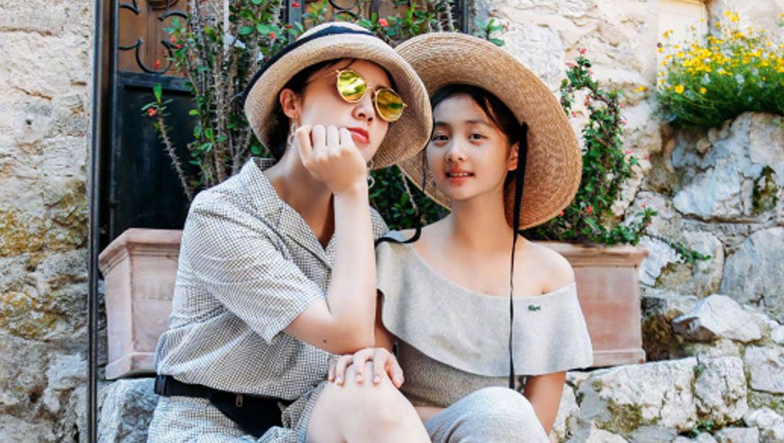 孙莉母女合影像姐妹令人傻傻分不清