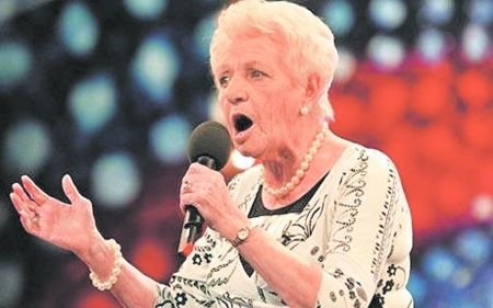 高龄偶像力撼年轻辣妹 81岁珍妮奶奶选秀走红
