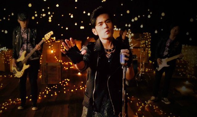 周杰伦婚后新歌《听爸爸的话》MV剧情超虐心