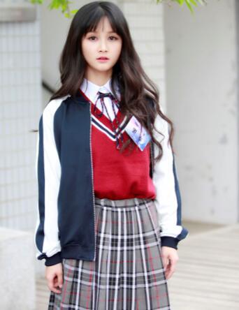 《闪光少女》发布会 李诺出演二次元宅女