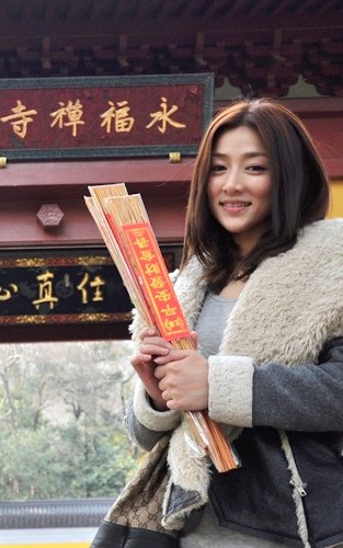 何彦霓拍《建云风云》忙里偷闲 秀素颜私房照_娱乐_腾讯网