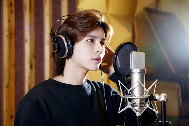 万翔单曲《爱出发》MV首播 亲自填词谱纯恋情