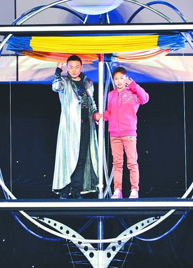 龟蛇之巅见证奇迹 魔术师李宁两次穿越天堑