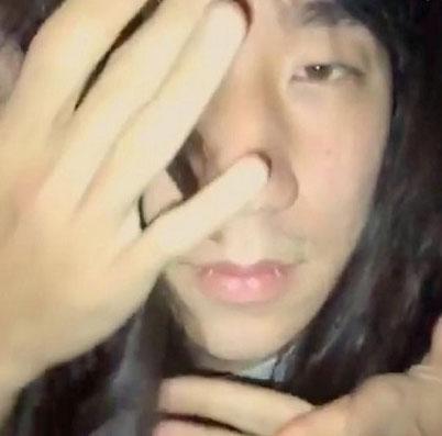 薛凯琪晒房祖名搞怪照 网友：男贞子(图)