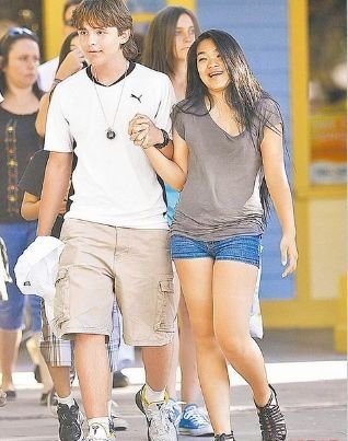 杰克逊14岁长子与女友逛街拖弟妹当电灯泡(图