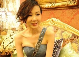 萧蔷性感出席活动 狠挤“事业线”露赘肉