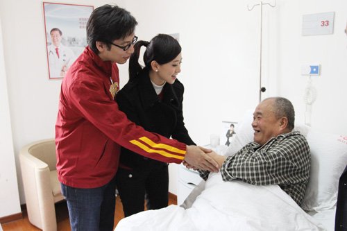 刘伦浩翁虹前往医院探望病人